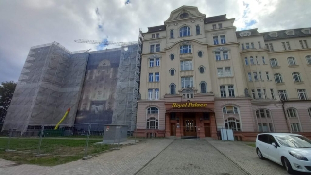Historická budova - renovácia povrchovej úpravy okien a dverí. Royal Palace v Tatrách.