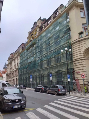 Oprava povrchovej úpravy okien a dverí na historickej budove v Prahe.